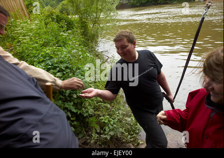 den Fährmann an die untere Hand zu bezahlen Fähre aus dem Saracens Head bei Symonds Yat, Hereforshire England UK gezogen. Stockfoto