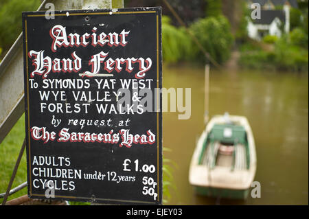 Die untere Hand Fähre aus dem Saracens Head bei Symonds Yat, Hereforshire England UK gezogen. Stockfoto