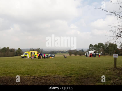 Surrey, UK. 24. März 2015. Kent, Surrey und Sussex Air Ambulance kaum in Effingham Golf Club in der Nähe von Guildford, Uk um ca. 10:00 am Mittwochmorgen 25. März 2015. Ein Spieler hatte erkrankt während Out für ein Spiel an einem sonnigen Morgen. Die Ersthelfer des Vereins konnten Hilfestellung zu geben, während warten auf die Ankunft der Sanitäter auf der Straße vor der Air Ambulance die Szene kennenlernen. Die Air Ambulance betreibt zwei MD902 Explorer-Hubschrauber. Bildnachweis: Graham Johns/Alamy Live-Nachrichten Stockfoto