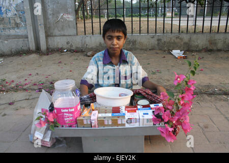 Dhaka, Bangladesch. 25. März 2015. Bangladeshi Kind Straßenverkäufer warten auf Kunden vor Bangbandhu International Conference Center in Dhaka. Er verkauft Betelblatt und Zigaretten, auf Kredit-25. März 2015: Mamunur Rashid/Alamy Live News Stockfoto