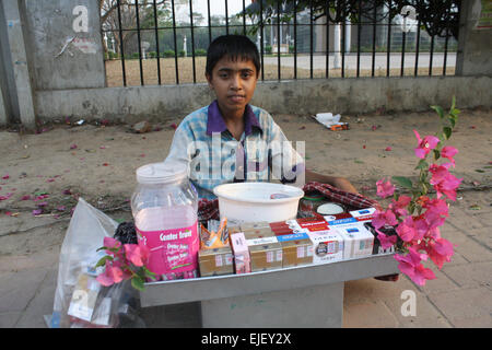 Dhaka, Bangladesch. 25. März 2015. Bangladeshi Kind Straßenverkäufer warten auf Kunden vor Bangbandhu International Conference Center in Dhaka. Er verkauft Betelblatt und Zigaretten, auf Kredit-25. März 2015: Mamunur Rashid/Alamy Live News Stockfoto