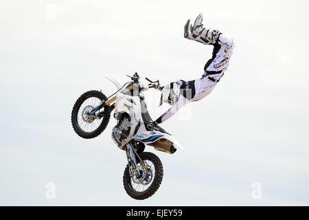 BARCELONA - JUN-28: Ein Profi-Fahrer beim FMX (Freestyle Motocross) Wettbewerb bei LKXA Extreme Sport Barcelona spielen. Stockfoto