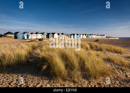 Strandhütten an Stelle der Kapelle, Kapelle St. Leonards, Lincolnshire. März 2015. Stockfoto