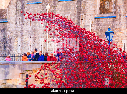 Malerische Wirkung von keramischen Mohnblumen aus Blood Swept Lands and Seas of Red im Tower of London UK anlässlich des 100. Weltkriegs Stockfoto
