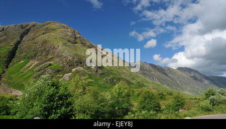 Sgorr Nam Fiannaidh & Aonach Eagach Ridge, Glen Coe, Schottland Clachaig Schlucht auf der linken Seite Stockfoto