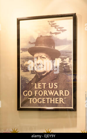 Lassen Sie uns gemeinsam vorwärts gehen - gerahmte Poster an Wand von Winston Churchill Stockfoto