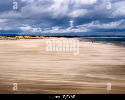 Sand weht über West Sands unter Gewitterhimmel in St Andrews Fife Schottland Stockfoto