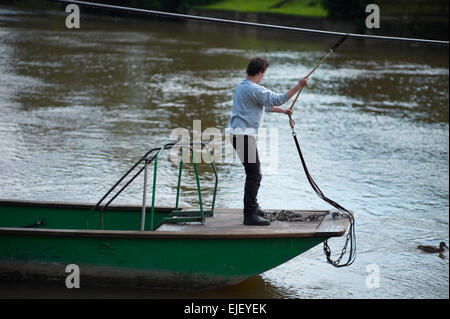 Die untere Hand Fähre aus dem Saracens Head bei Symonds Yat, Hereforshire England UK gezogen. Stockfoto