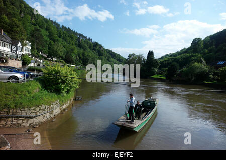 Die untere Hand Fähre aus dem Saracens Head bei Symonds Yat, Hereforshire England UK gezogen. Stockfoto