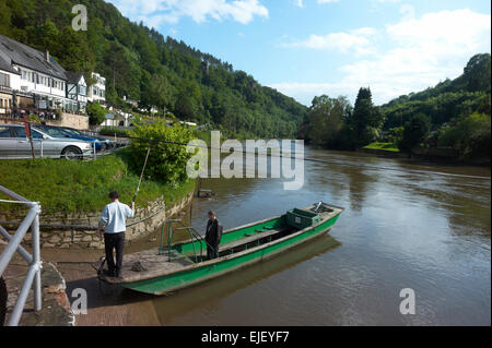 Die untere Hand Fähre aus dem Saracens Head bei Symonds Yat, Hereforshire England UK gezogen. Stockfoto