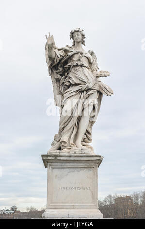 Engel mit den Nägeln ist eine Statue auf der Ponte Sant'Angelo in Rom, Italien. Stockfoto