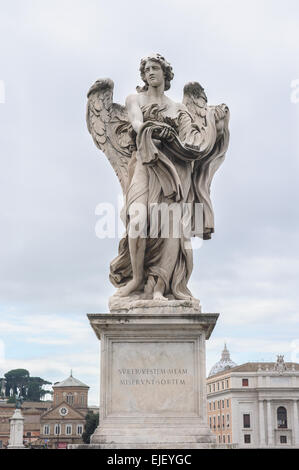 Engel mit der Bekleidungs- und Würfel ist eine Statue auf der Ponte Sant'Angelo in Rom, Italien. Stockfoto