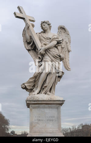 Engel mit dem Kreuz ist eine Statue auf der Ponte Sant'Angelo in Rom, Italien. Stockfoto