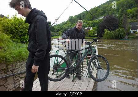 Die untere Hand Fähre aus dem Saracens Head bei Symonds Yat, Herefordshire, England UK gezogen. Stockfoto