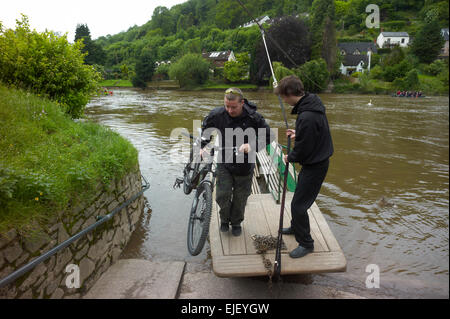 Die untere Hand Fähre aus dem Saracens Head bei Symonds Yat, Herefordshire, England UK gezogen. Stockfoto