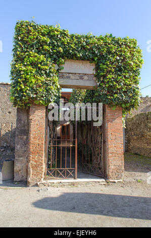 Eingang des zerstörten Villa in Pompeji. Pompeji ist eine Ruine von Acient römische Stadt in der Nähe von Neapel in Italien. Stockfoto