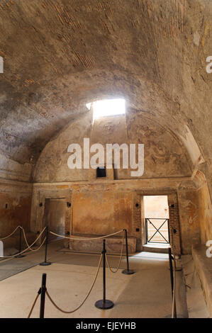 Innenraum des öffentlichen Bades im Pompeji. Pompeji ist eine Ruine von Acient römische Stadt in der Nähe von Neapel in Italien. Stockfoto