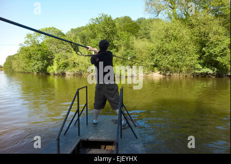 Hand Pullerd Fähre im Old Ferry Inn at Symonds Yat, Hereforshire England UK. Stockfoto