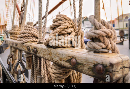 Seile auf einer Seite der alten Segeln, Schiff, Closeup, Perspektive, geringe Schärfentiefe. Stockfoto