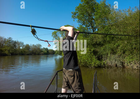 Hand gezogen Fähre im Old Ferry Inn at Symonds Yat, Hereforshire England UK. Stockfoto