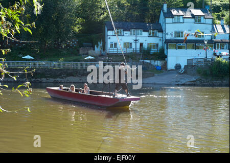 Hand gezogen Fähre im Old Ferry Inn at Symonds Yat, Hereforshire England UK. Stockfoto