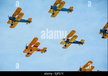 Boeing Stearman Doppeldecker fliegen in Formation an der Donner in der Tal-Airshow in Columbus, Georgia, USA. Stockfoto