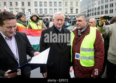 Brüssel, Bxl, Belgien. 25. März 2015. MEP Boguslaw Liberadzki join 5 Vertretern der nationalen Organisationen der Spediteure (Transposrt Companys) aus Polen, Rumänien, Tschechien, Ungarn und Litauen nehmen Teil in einer Kundgebung vor dem Europäischen Parlament in Brüssel am 25.03.2015 Träger Arbeiter halten Protest, neues Gesetz in Deutschland und Frankreich, die Einführung neuer Mindestlohn Bedingungen von Wiktor Dabkowski Kredit zu stoppen: Wiktor Dabkowski/ZUMA Draht/Alamy Live News Stockfoto