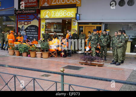 Athen, Griechenland. 25. März 2015. Soldaten haben einen letzten Kaffee vor der Militärparade in Athen. Bereiten Sie die Teilnehmer der Militärparade, die in Athen, um die 194. griechischen Unabhängigkeitstag feiern stattfindet. Der Tag feiert den Beginn des griechischen Unabhängigkeitskrieges 1821 die Unabhängigkeit Griechenlands vom Osmanischen Reich führen. Bildnachweis: Michael Debets/Pacific Press/Alamy Live-Nachrichten Stockfoto