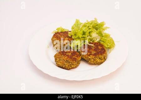 Vegetarisches Schnitzel mit frischem Salat auf weißen Teller Stockfoto