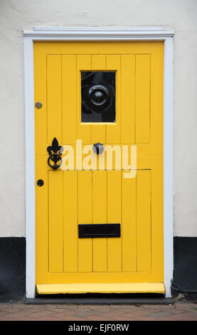 Gelbes Haus-Eingangstür. UK Stockfoto