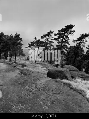 Blick NW von prähistorischen Felszeichnungen auf Hangingstone Ridge, Ilkley, West Yorkshire: Fundament mit komplizierten Designs von Tassen, Ringe & Nuten ausgelöst. Stockfoto