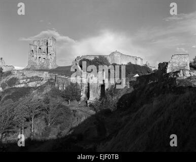 Außenansicht des C12th Platzes halten von Scarborough Castle, North Yorkshire, mit seiner Fassade, Brücke & Barbakane von König Henry II gebaut. Stockfoto