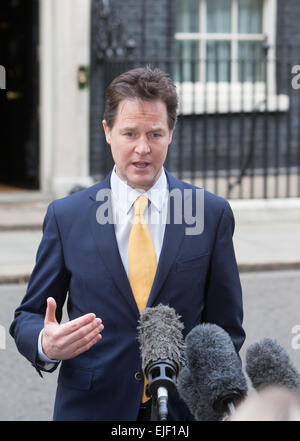 Nick Clegg, stellvertretender Ministerpräsident, geben einem Fernseh-Interview in der Downing Street, London Stockfoto