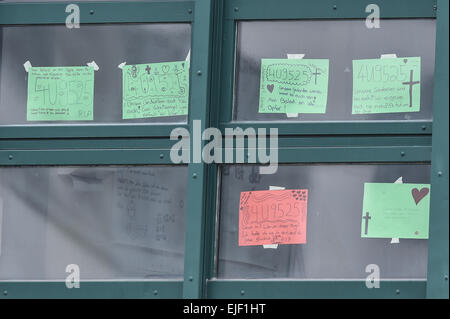 Seyne Les Alpes, Frankreich. 25. März 2015. Beileid handschriftlich von Studenten wurden am mit Klebeband an den Fenstern des Joseph-Koenig-Gymnasiums (Joseph-Koenig-Gymnasium) in Haltern siehe, Deutschland, 25. März 2015. 16 Schüler und zwei Lehrer aus der Stadt Haltern waren an Bord von Germanwings-Flug, der am 24. März in Frankreich abgestürzt. Bildnachweis: Dpa picture Alliance/Alamy Live News Stockfoto