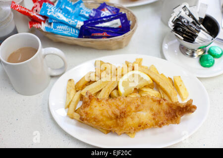 Kabeljau und Chips, serviert mit einer Tasse Tee, Broadstairs, Kent, South Thanet, England, UK Stockfoto