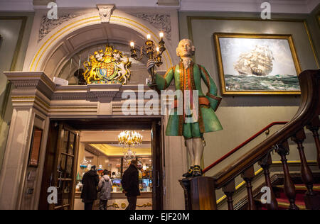 LONDON, UK - 22. März 2015: Der große Auftritt im Fortnum and Mason Store am Piccadilly in London am 22. März 2015. Stockfoto