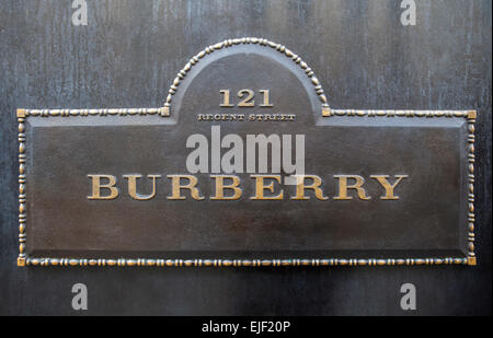 LONDON, UK - 22. März 2015: Ein Zeichen für die Burberry Kleidung Store in der Regent Street in London am 22. März 2015. Stockfoto