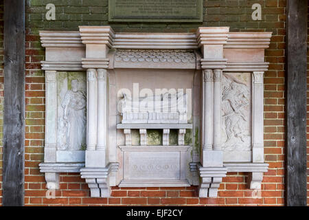 Gedenktafel für G. F. Watts Künstler und Bildhauerei an der Watt-Kapelle-Compton, Surrey. Stockfoto