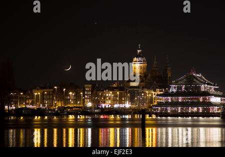 Nachtansicht auf die "Oude Kerk" und ein chinesisches Restaurant in Amsterdam Stockfoto