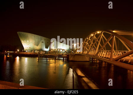 Science Center Nemo bei Nacht in Amsterdam Stockfoto