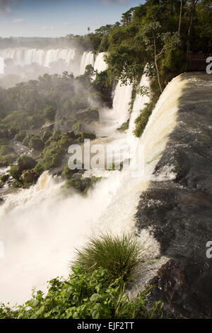 Argentinien, Iguazu Wasserfälle, Wafter fließt über San Martin, Mbigua und Bernabe Mendez Wasserfälle Stockfoto