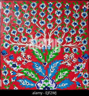 Rote elegante Fliese mit Motiv der Iznik-Stil Blumen, traditionelle türkisch-osmanische Kunst Stockfoto