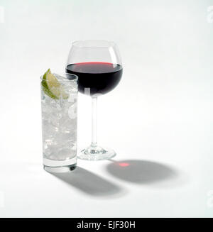 Glas oder Rotwein und ein Glas Gin und Tonic. Weißen Hintergrund mit Schatten Stockfoto