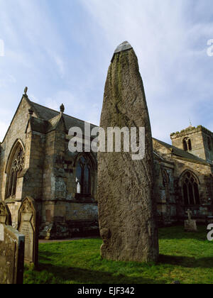 Bei c 7, 7 m ist der Rudston Monolith, East Yorkshire, die höchste Menhir in Großbritannien, eine verjüngende Gritstone-Säule gebracht von 10 Meilen entfernt. Stockfoto