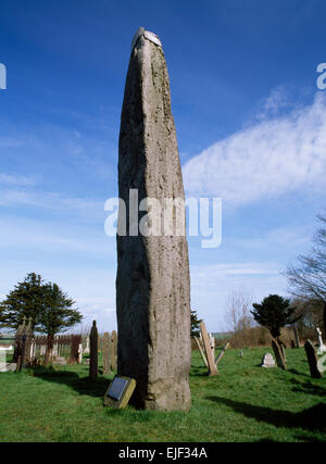 Bei c 7, 7 m ist der Rudston Monolith, East Yorkshire, die höchste Menhir in Großbritannien, eine verjüngende Gritstone-Säule gebracht von 10 Meilen entfernt. Stockfoto