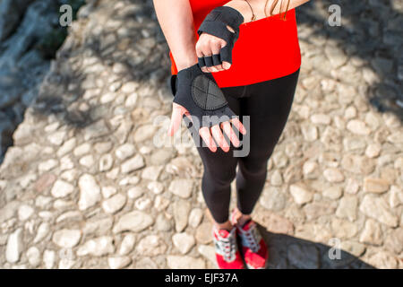 Sportlerin anziehen Handschuhe Stockfoto