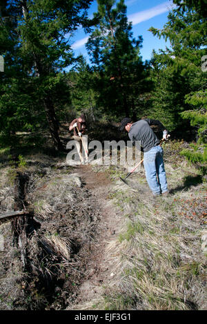 Zwei Freiwillige helfen eine neue eingleisige Mountainbikestrecke am Echo Ridge bauen Stockfoto