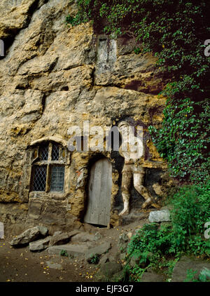 Bildstock, Kapelle der Muttergottes von der Felsspitze, Knaresborough, N Yorkshire, bewacht von einem Ritter in Rüstung, gegründet von John Mason 1408. Stockfoto