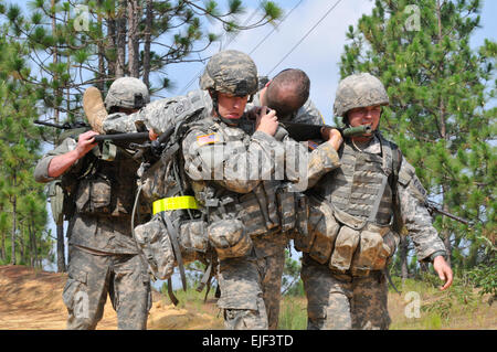 Pvt. Shawn Griffith links und Sgt. Michael McCaskey, A Truppe, 1. Staffel, 73. Kavallerie-Regiment, 2nd Brigade Combat Team, 82nd Airborne Division, helfen Pfc. Scott Weste 500 Meter auf einen Wurf während der 1-73 Cav "Stress-Shoot" Wettbewerb in Fort Bragg, N.C., Juli 15 zu tragen. Die Veranstaltung setzen die Wettbewerber durch eine zermürbende Reihe von körperlichen Herausforderungen ihren Höhepunkt in einem Treffsicherheit-Wettbewerb zu sehen, wer der beste Schütze den stressigsten Bedingungen könnte.  PFC. Kissta M. Feldner, 2BCT, 82D ABN DIV, PAO SPC "Stress-Shoot" Wettbewerb testet Fallschirmjäger Stockfoto