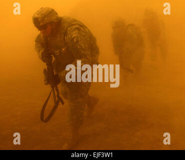 US Armee Sgt. Kenneth Strong, Punkt links und seine Kollegen Soldaten Ausfahrt ein UH-60 Black Hawk Hubschrauber während ein Luftbild Verkehrslenkung Mission in der Nähe großer Ferne, Irak, 2. Juli 2006.  Die Soldaten sind die 4. Bataillon, 23. Infanterie-Regiment, 172. Stryker Brigade Combat Team zugeordnet.  Staff Sgt Jacob N. Bailey, Stockfoto